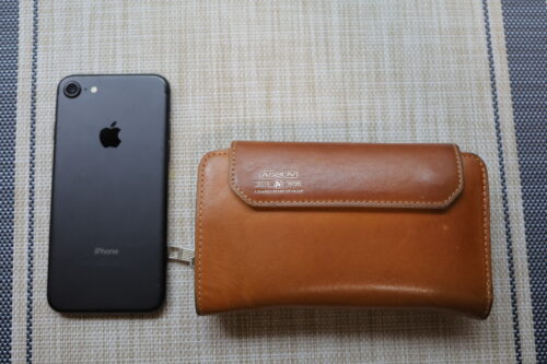 AS2OV財布とiPhone7の大きさ比較